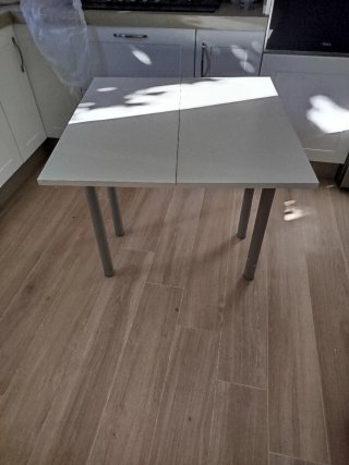 Mesa auxiliar blanca con cajón