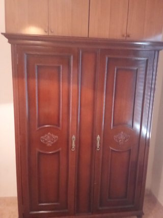 Armario de madera marrón