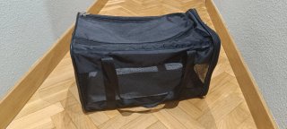 Transportín negro para gato o perro pequeño.