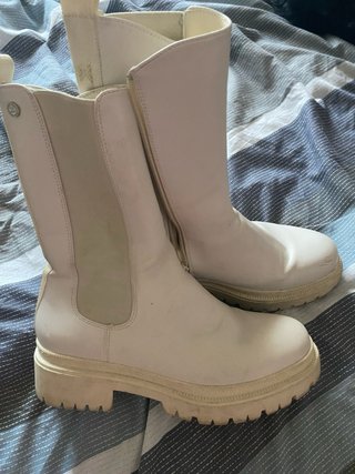 Botas altas beige y blancas