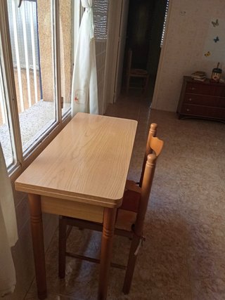 Mesa y silla de madera