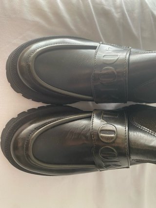 Botas negras y verde oliva