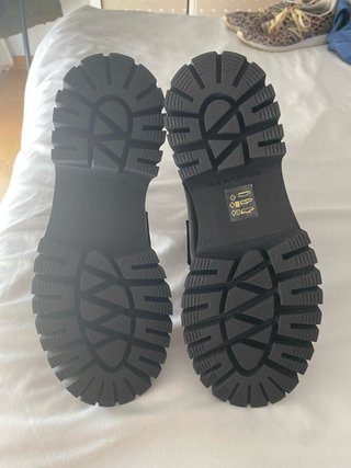 Botas negras y verde oliva