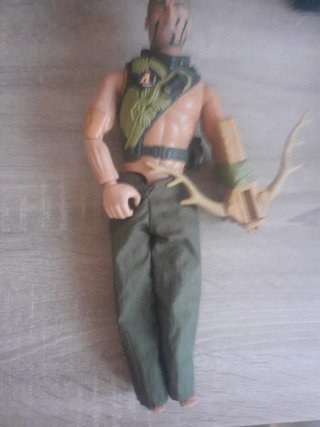 Muñeco militar con arco y flechas