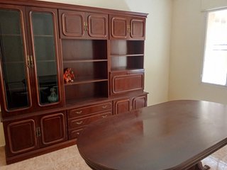 Mesa y mueble de madera y cristal