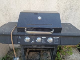 Barbacoa de metal y plástico negra