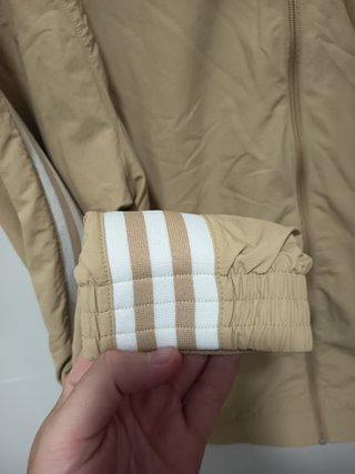 Chaqueta Adidas, tipo cortavientos