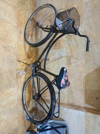 Bicicleta de paseo negra con cesta