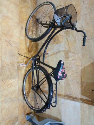 Bicicleta de paseo negra con cesta