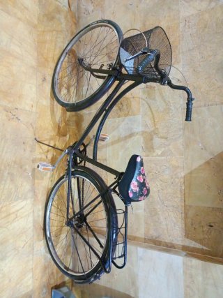 Bicicleta de paseo negra con cesta