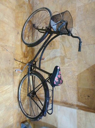 Bicicleta de paseo negra con cesta