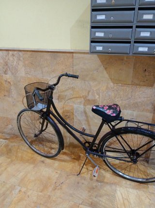 Bicicleta de paseo negra con cesta