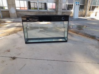 Acuario grande con marco negro No tiene tapa