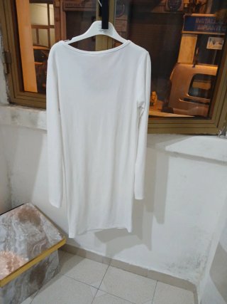 Vestito bianco con catena dorata
