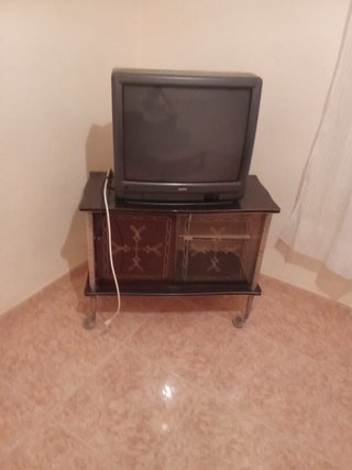 Mueble TV con televisión antigua