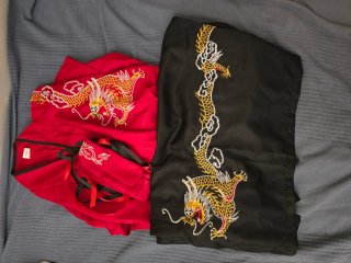 Kimono Rojo con Dragón Bordado y Falda Negra