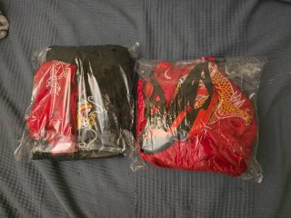 Kimono Rojo con Dragón Bordado y Falda Negra