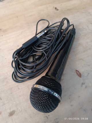 Amplificador con dos altavoces y micrófono.
