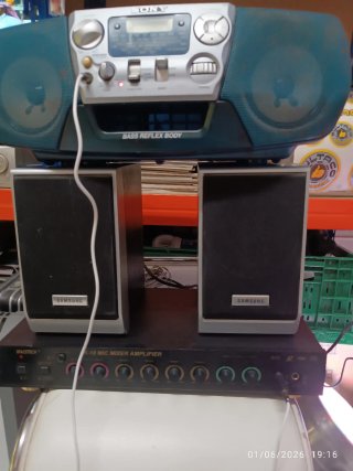 Amplificador con dos altavoces y micrófono.