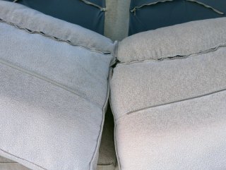 Sofá de tela beige