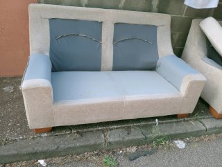 Sofá de tela beige