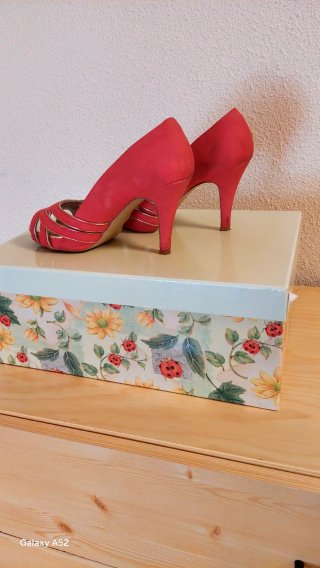 Zapatos de tacón rojos y dorados.