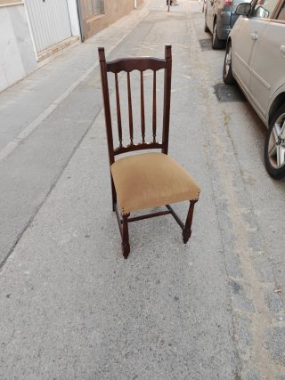 Silla de madera con asiento de tela