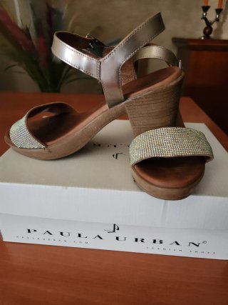 Sandalias plateadas con pedrería