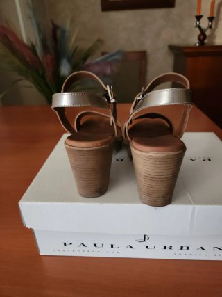 Sandalias plateadas con pedrería