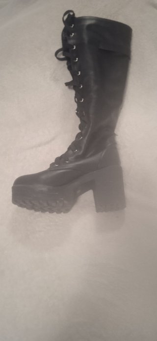 Botas altas góticas con cordones y hebilla