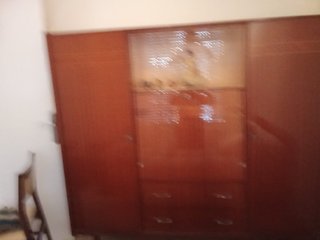 Mueble grande de madera y cristal