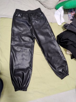 Pantalón efecto piel Mango Talla S.