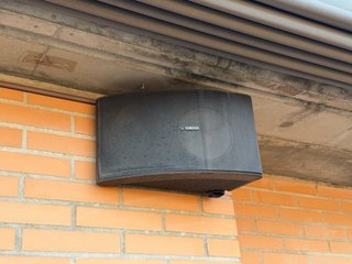 Altavoces exteriores Yamaha Negro y Blanco