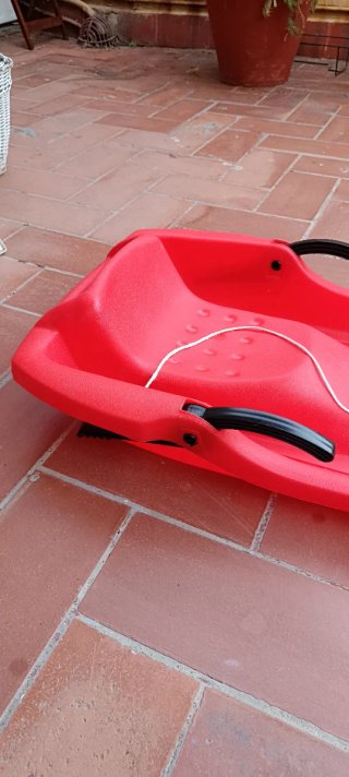 Trineo rojo de plástico con cuerda