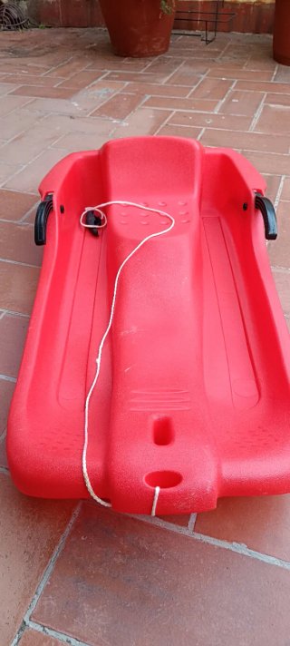Trineo rojo de plástico con cuerda