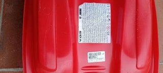 Trineo rojo de plástico con cuerda
