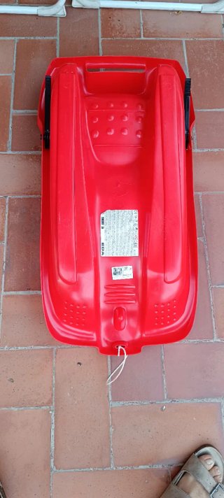 Trineo rojo de plástico con cuerda