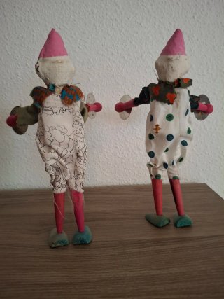 Par de payasos antiguos con platillos