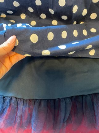 Vestido azul marino con topos blancos