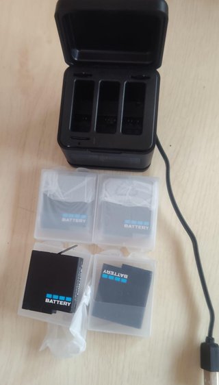 Kit 4 Batterie + Caricabatterie Triplo per GoPro Hero