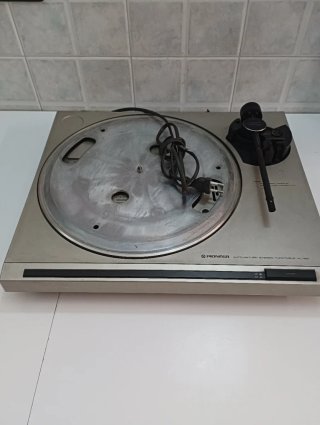 Pioneer PL-120 per ricambi si accende.