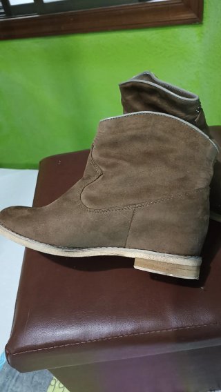 Botines marrones con pedrería plateada