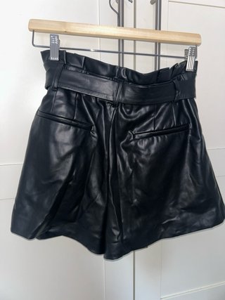 Pantalones cortos de cuero negro
