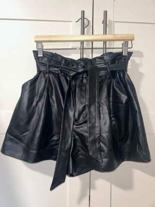 Pantalones cortos de cuero negro