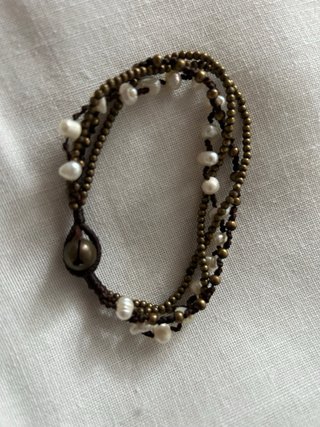 Pulsera perlas y bolitas doradas