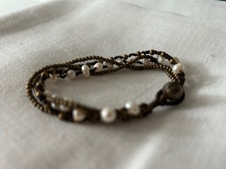 Pulsera perlas y bolitas doradas