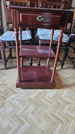 Mesa auxiliar de madera oscura