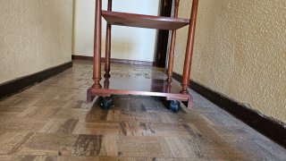 Mesa auxiliar de madera oscura
