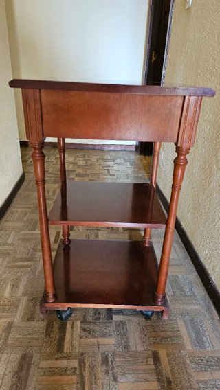 Mesa auxiliar de madera oscura