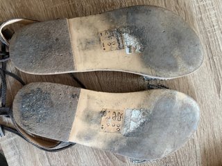 Sandalias romanas grises con pedrería